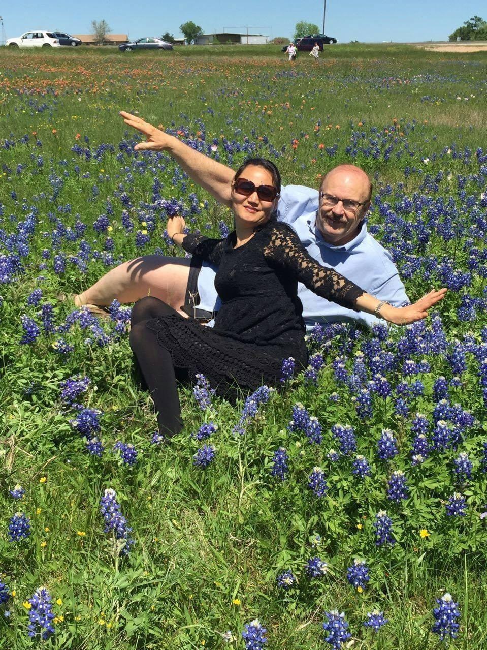 沃尔夫不时上载与妻子黄美去游玩的生活照。 facebook 沃尔夫不时上载与妻子黄美去游玩的生活照。 facebook