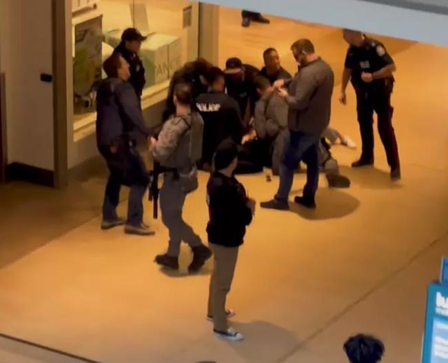 乱:突发大批持枪特警围捕嫌犯,还有更严重的… 乱:突发大批持枪特警围捕嫌犯,还有更严重的…