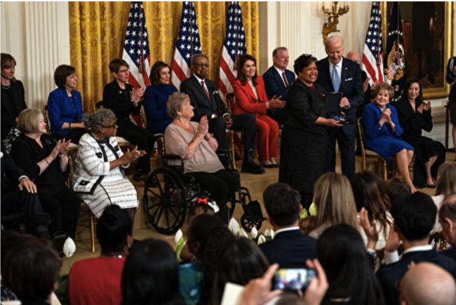 19人获美国总统自由勋章 佩洛西杨紫琼上榜 19人获美国总统自由勋章 佩洛西杨紫琼上榜