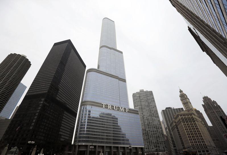 根据媒体调查，川普出售芝加哥大楼案疑似将亏损重复认列，以骗取减税，会计师估算，如...
