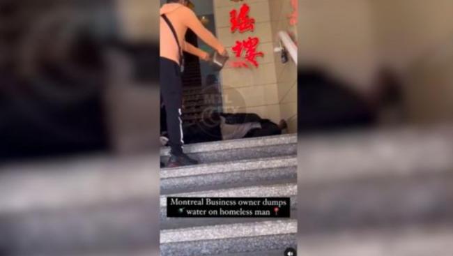流浪汉躺在唐人街店外,被店主泼一大盆水驱赶 流浪汉躺在唐人街店外,被店主泼一大盆水驱赶