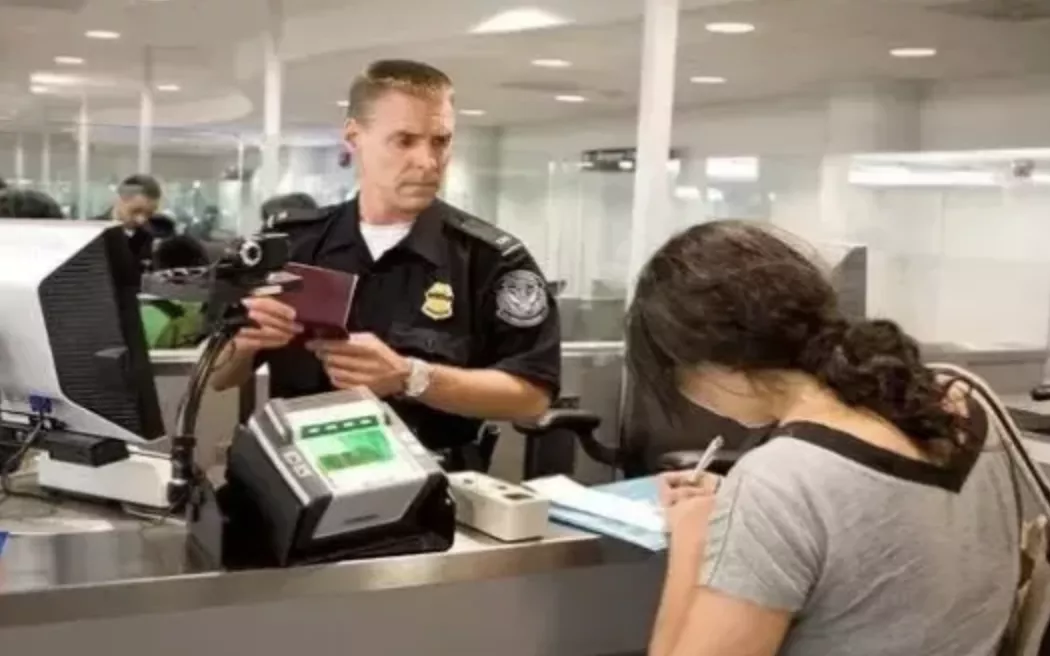 20多名中国留学生遭遣返回国,五年禁止入境!