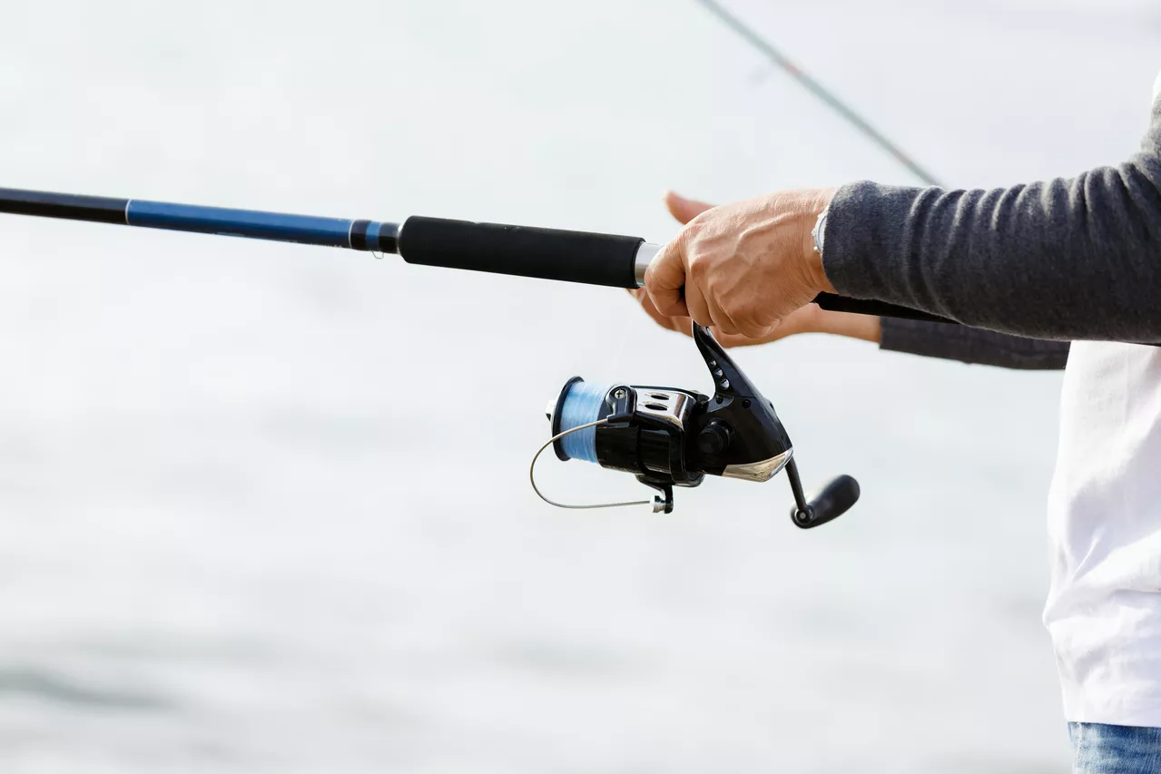 纽约情侣“磁铁垂钓”钓起老旧保险箱 意外获10万刀