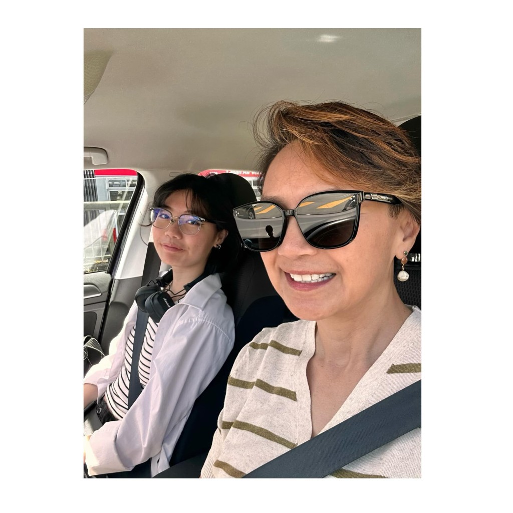 杨婉仪一连两日都是穿着这件米白色的条子线衫。 杨婉仪一连两日都是穿着这件米白色的条子线衫。