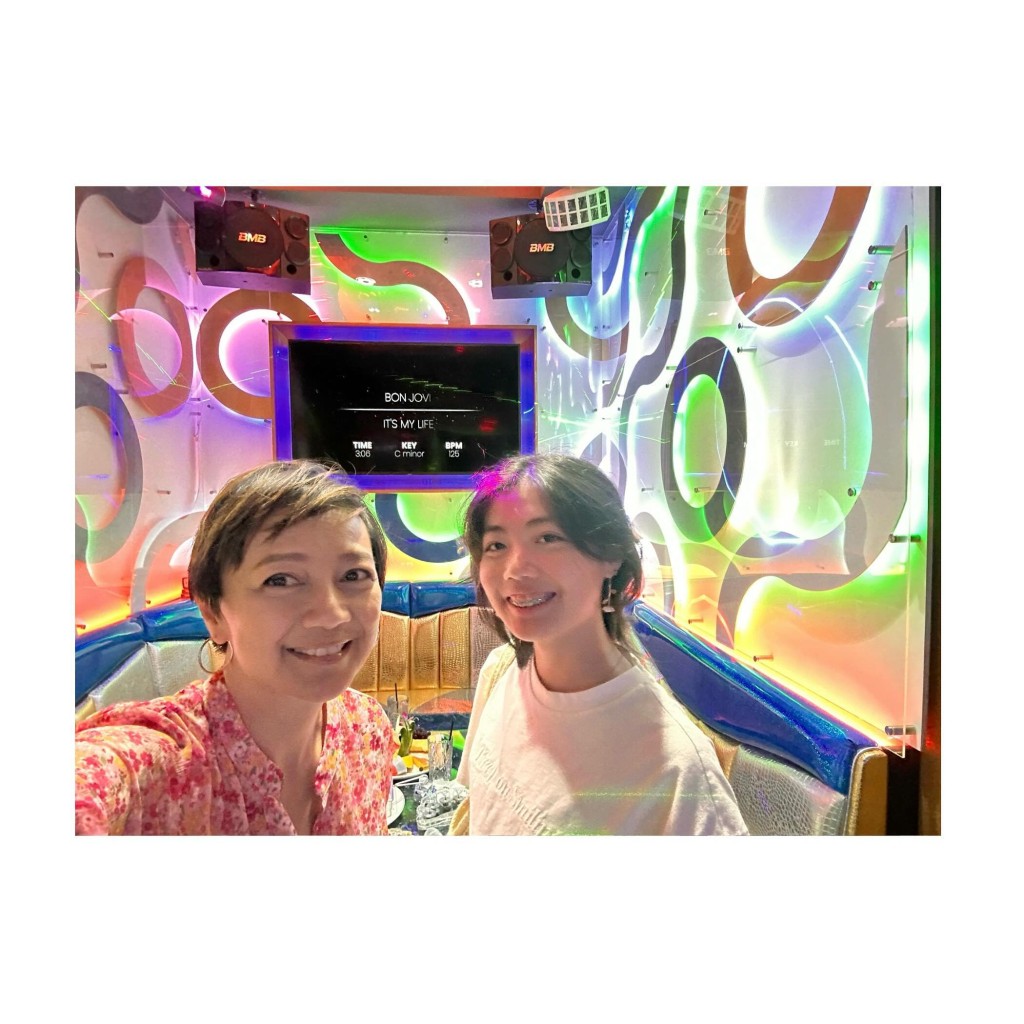 两母女一齐去唱K。 两母女一齐去唱K。