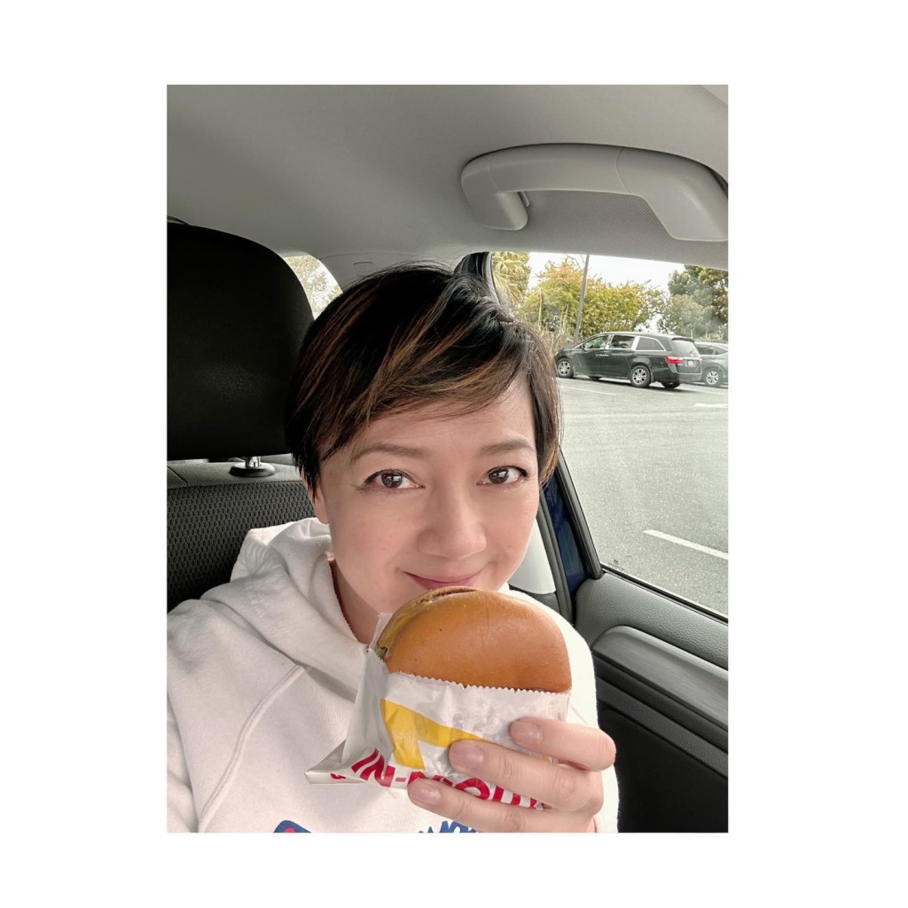 近年杨婉仪与子女在美国生活,不过IG从不见老公身影。 近年杨婉仪与子女在美国生活,不过IG从不见老公身影。