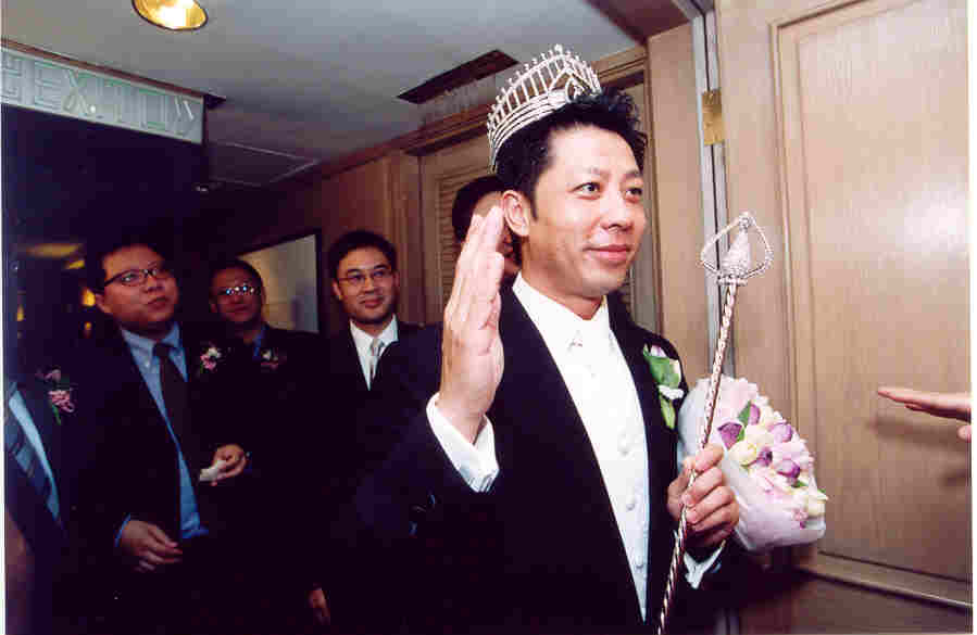 当时老公更带着后冠接新娘。 当时老公更带着后冠接新娘。