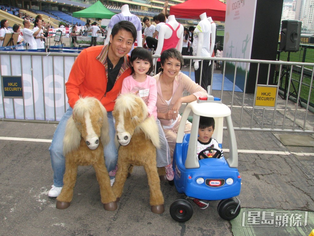 杨婉仪一家四口昔日不时亮相不同公开活动。 杨婉仪一家四口昔日不时亮相不同公开活动。