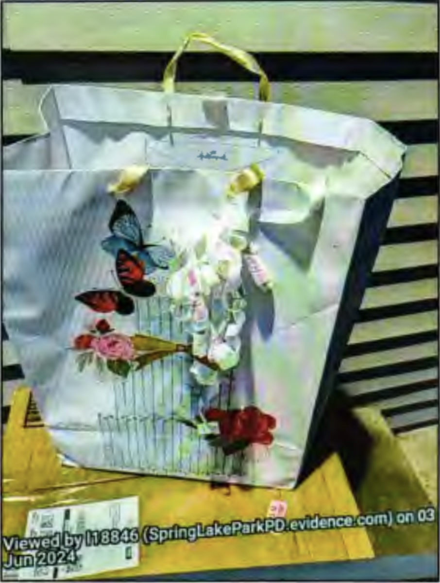 法庭展示涉案礼物袋。 法庭展示涉案礼物袋。