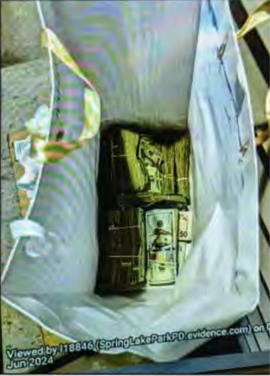 贿赂金为不同面值纸币,合共12万美元。 贿赂金为不同面值纸币,合共12万美元。