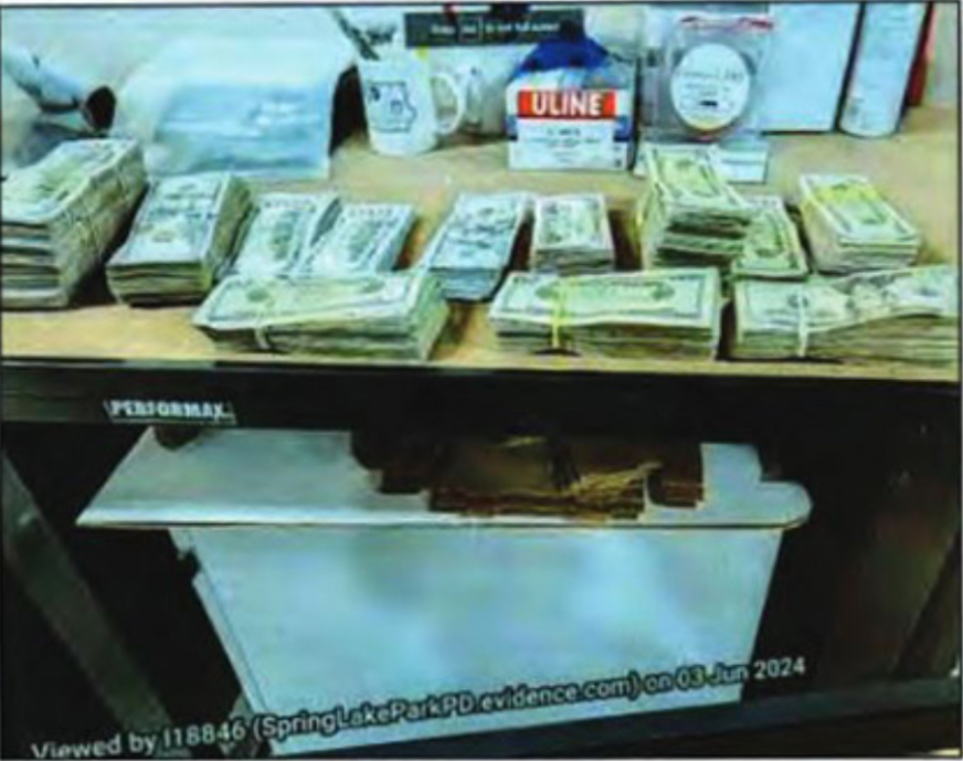 警方为涉案贿赂金拍摄证物照。 警方为涉案贿赂金拍摄证物照。