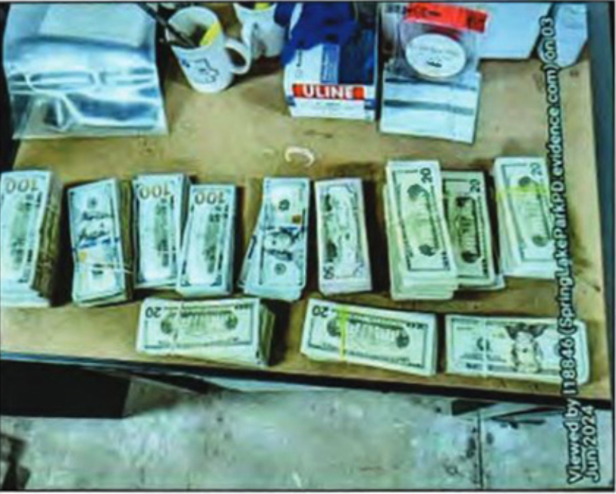 警方为涉案贿赂金拍摄证物照。 警方为涉案贿赂金拍摄证物照。