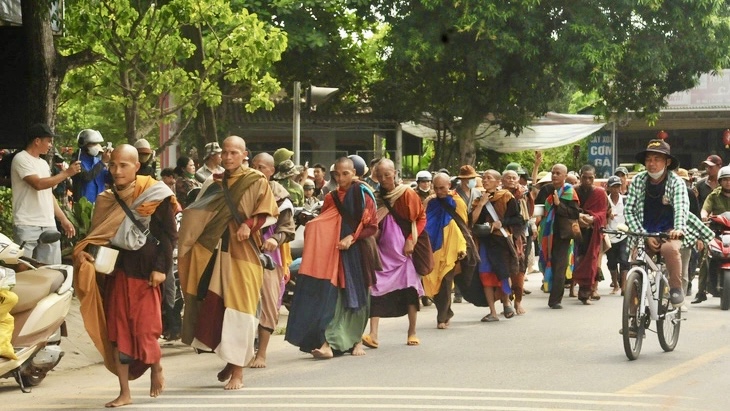许多人自发穿上「同款袈裟」,跟「释明慧」一起上路。 网上图片 许多人自发穿上「同款袈裟」,跟「释明慧」一起上路。 网上图片