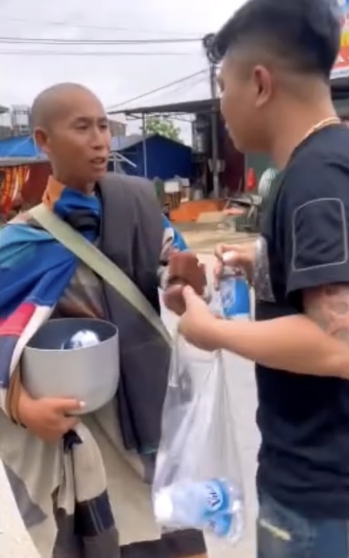 有民众送上一批清水,「释明慧」婉拒只要了一瓶水。 facebook 有民众送上一批清水,「释明慧」婉拒只要了一瓶水。 facebook