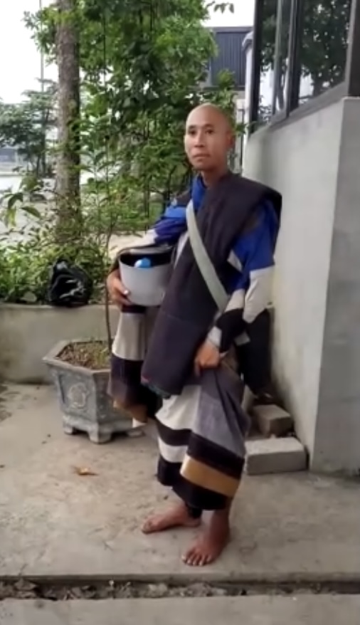 「释明慧」身穿袈裟,没有穿鞋,带着饭煲内胆行匀越南多地。 facebook 「释明慧」身穿袈裟,没有穿鞋,带着饭煲内胆行匀越南多地。 facebook