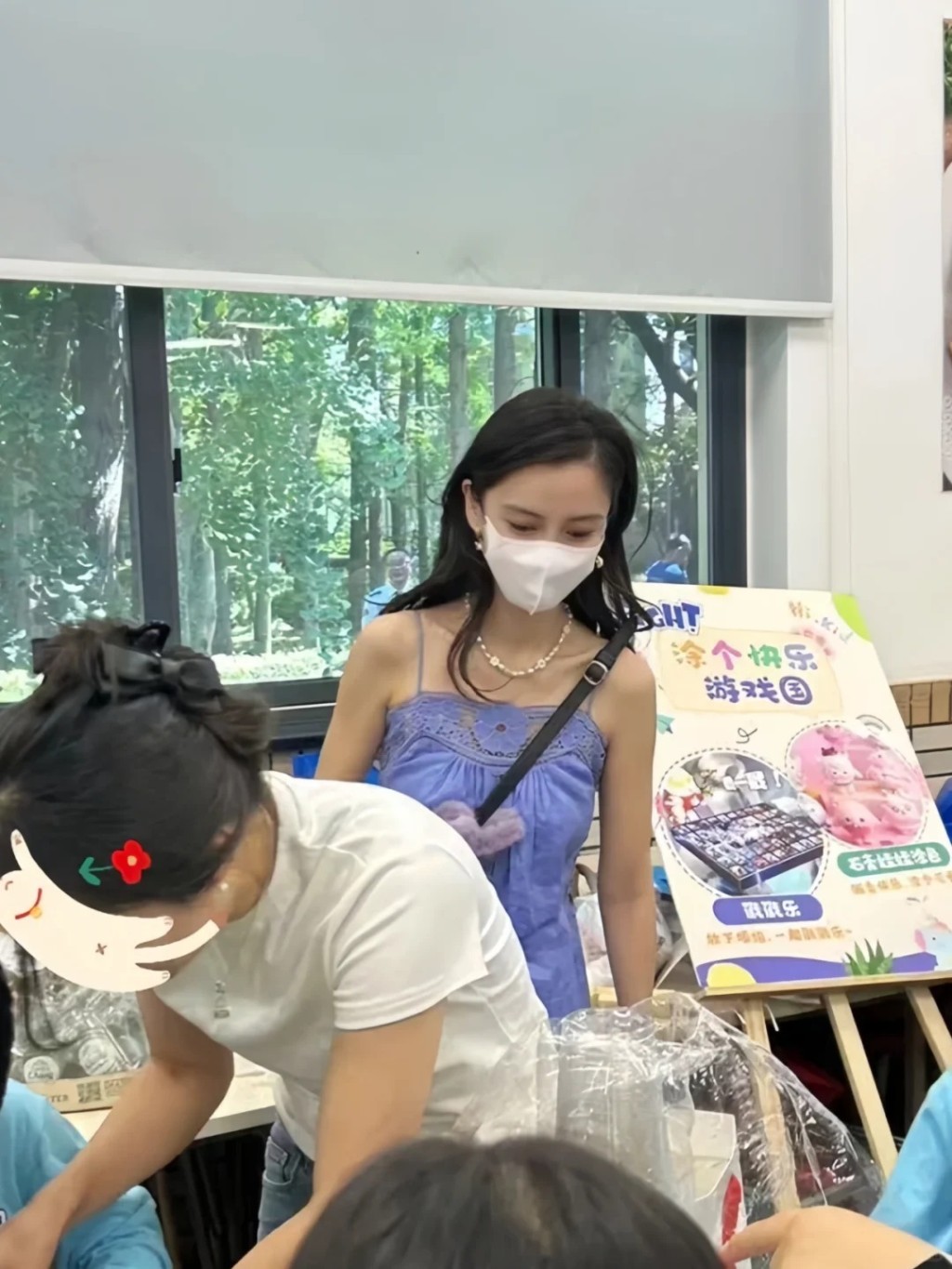 Angelababy长发披肩,身穿熏衣草紫幼肩吊带长裙,露出白滑的肩颈及肌肤,胸前的喱士令胸部若隐若现。 Angelababy长发披肩,身穿熏衣草紫幼肩吊带长裙,露出白滑的肩颈及肌肤,胸前的喱士令胸部若隐若现。