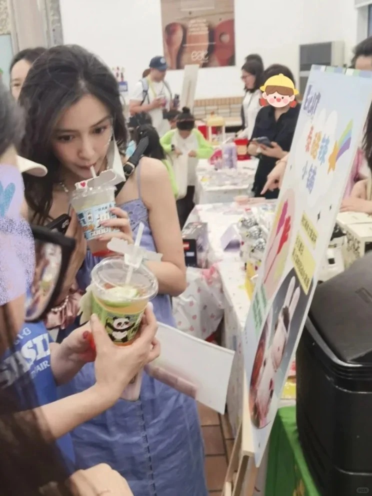 Angelababy妆容精致、气色很好。 Angelababy妆容精致、气色很好。