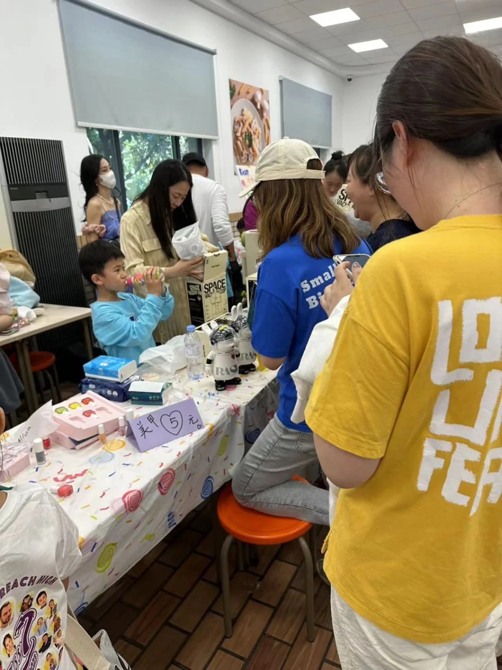 Angelababy成为全场焦点。 Angelababy成为全场焦点。