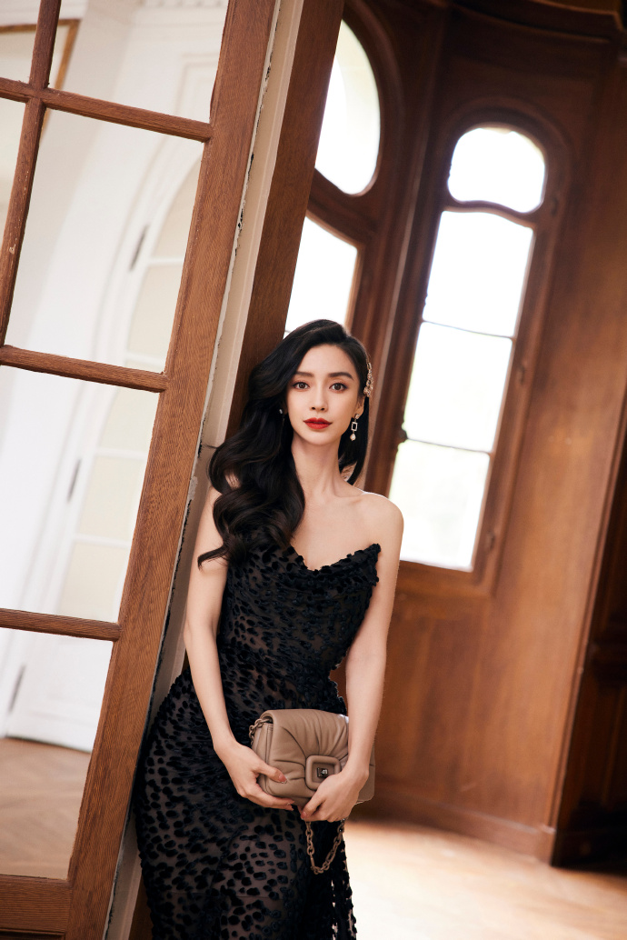 Angelababy去年传因睇疯马骚,口碑插水,被内地网民抵制。 Angelababy去年传因睇疯马骚,口碑插水,被内地网民抵制。 