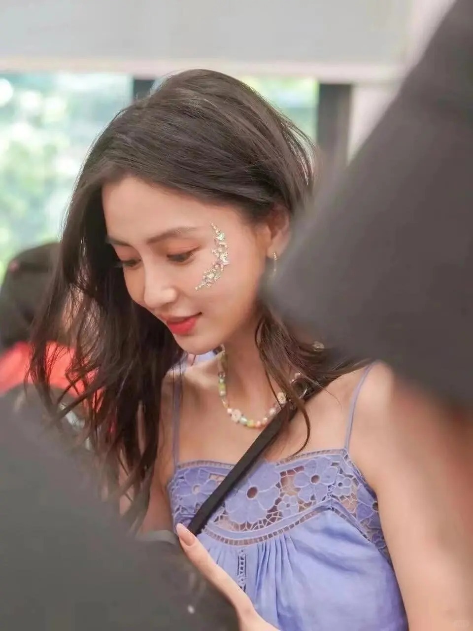 Angelababy眼角至脸颊贴上弯弯的闪石,妆容精致、气色很好。 Angelababy眼角至脸颊贴上弯弯的闪石,妆容精致、气色很好。