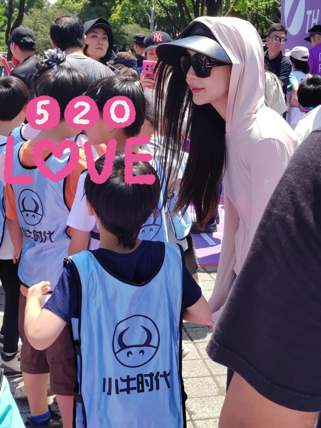 早前Angelababy与小海绵参加学校举办的运动日。 早前Angelababy与小海绵参加学校举办的运动日。