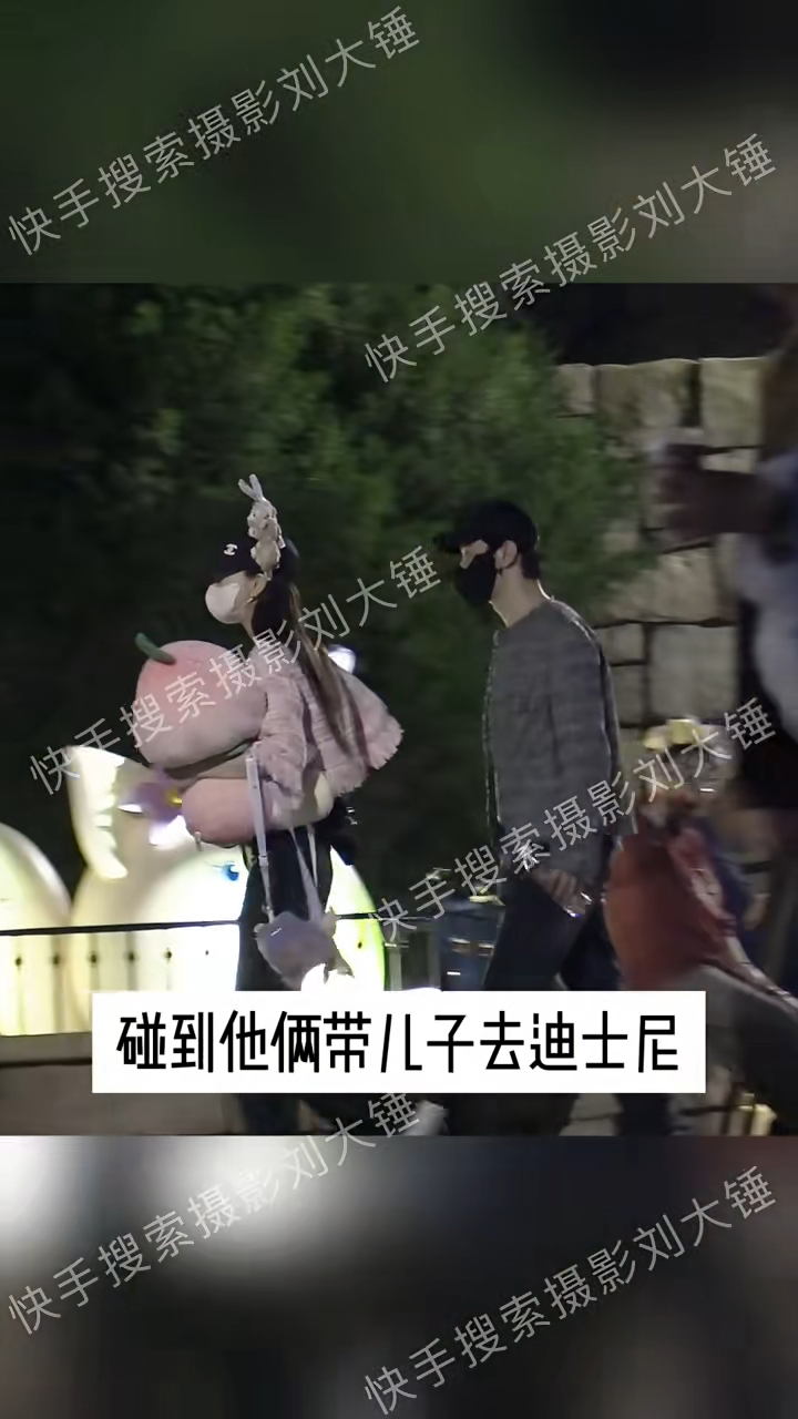 见到同戴Cap帽及口罩的黄晓明与Angelababy,带同七岁儿子小海绵同游迪士尼。(刘大锤微博图片) 见到同戴Cap帽及口罩的黄晓明与Angelababy,带同七岁儿子小海绵同游迪士尼。(刘大锤微博图片) 