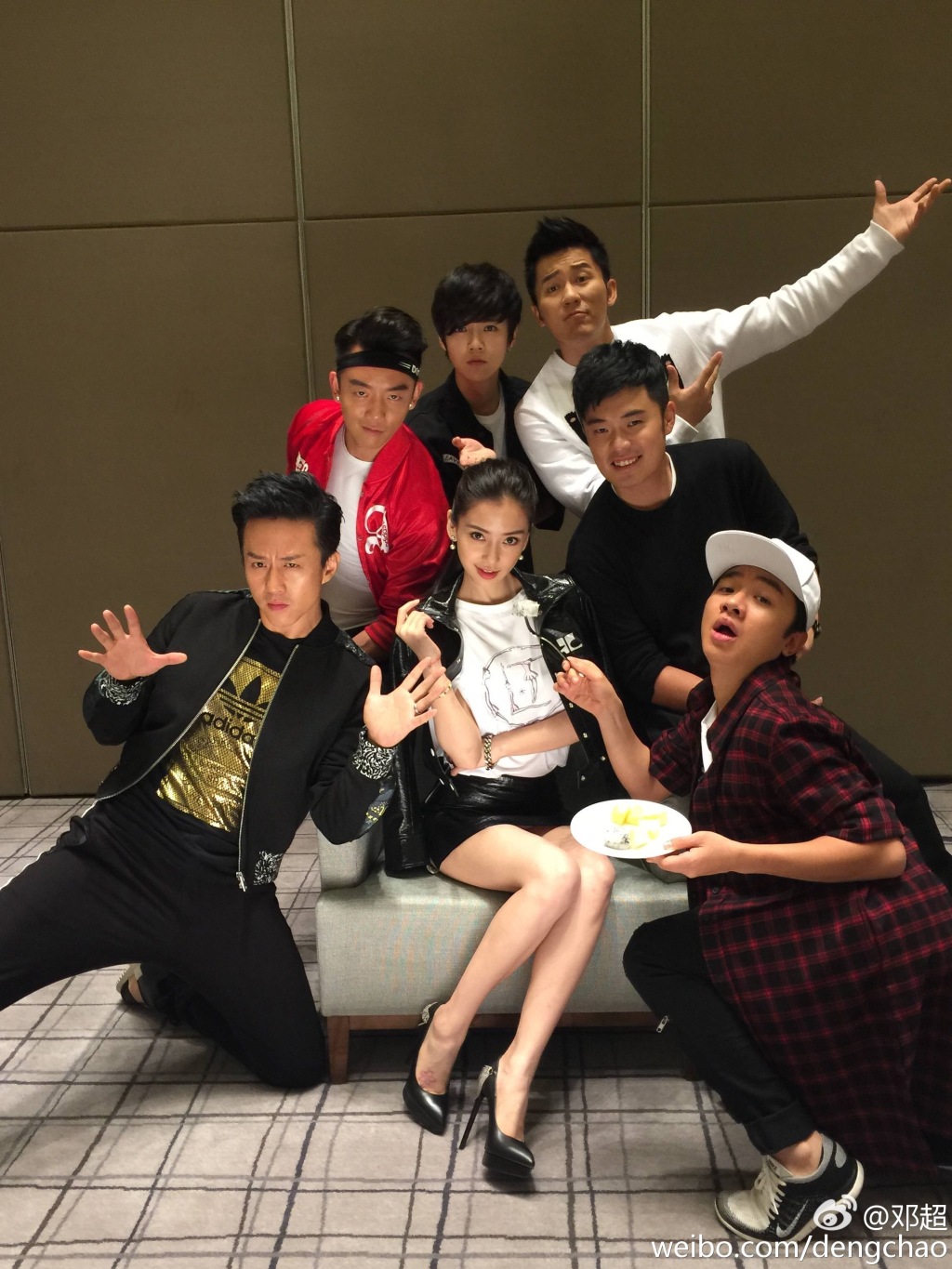 Angelababy主持《奔跑吧》长达10年,近日亦被踢出节目组。 Angelababy主持《奔跑吧》长达10年,近日亦被踢出节目组。