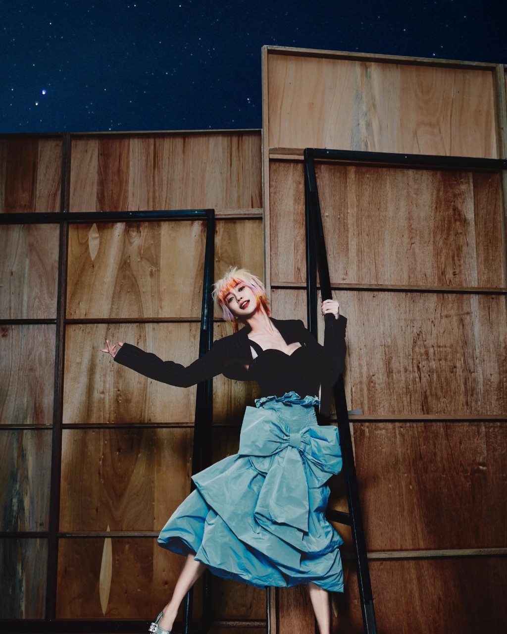 早前新加坡时尚杂志公开Angelababy所拍摄的封面照,见她以不同形象现身,当中还不乏低胸性感照,被指有意到海外发展。 早前新加坡时尚杂志公开Angelababy所拍摄的封面照,见她以不同形象现身,当中还不乏低胸性感照,被指有意到海外发展。