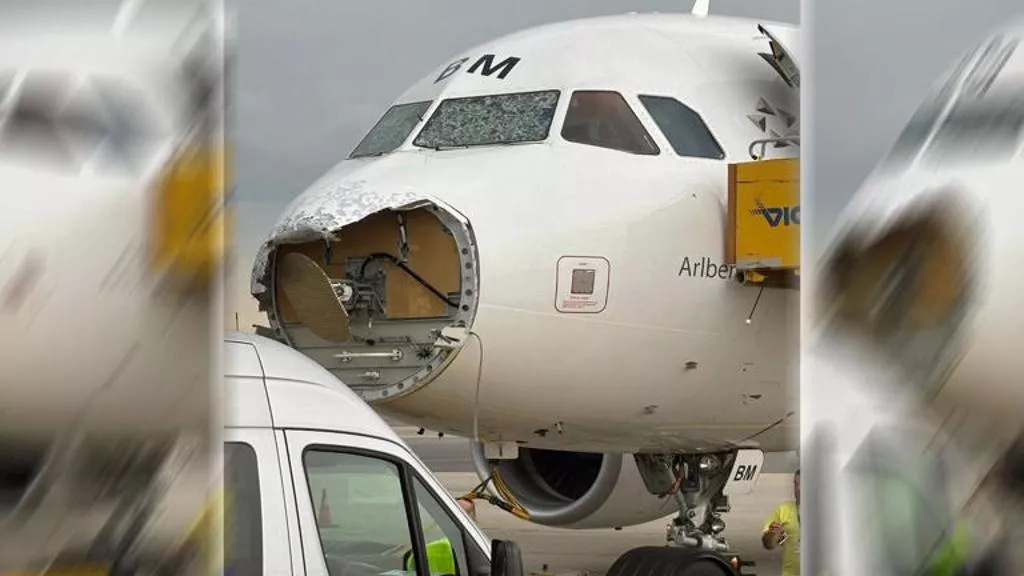 惊魂120秒!冰雹突袭客机 机鼻被砸掉 前舱玻璃裂…