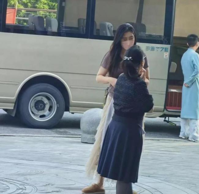 网友温哥华偶遇王祖贤,57岁超真实状态曝光…