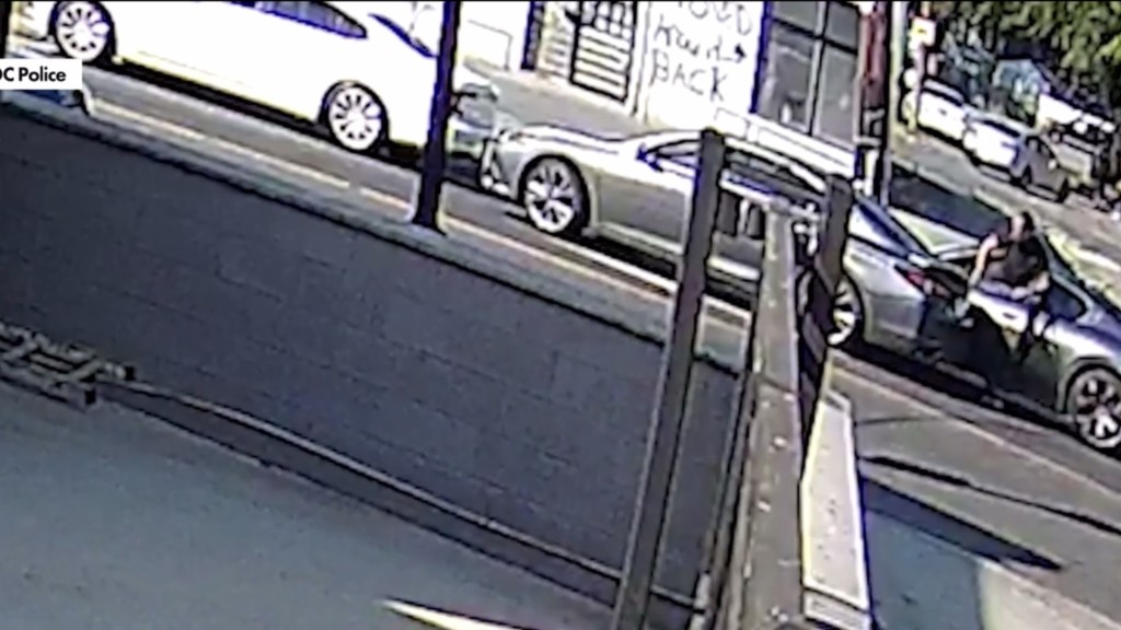 事发时戴维斯从自己的玛莎拉蒂下车。 事发时戴维斯从自己的玛莎拉蒂下车。