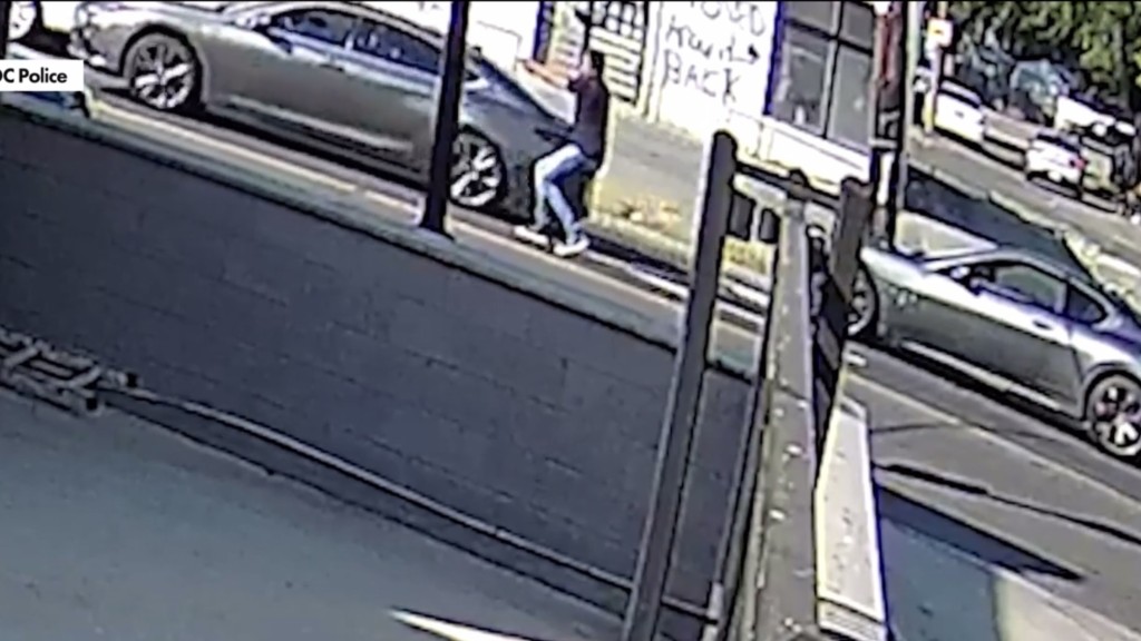 戴维斯随即开枪射击。 戴维斯随即开枪射击。