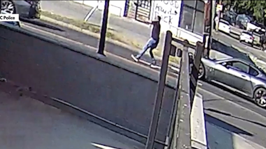 车辆已往前驶开,但戴维斯继续举枪。 车辆已往前驶开,但戴维斯继续举枪。