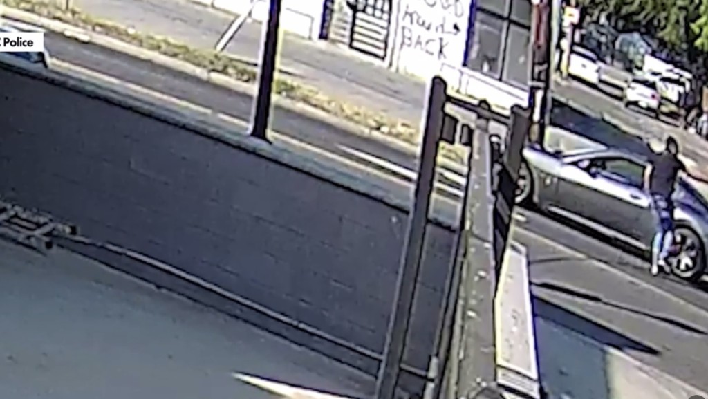 但他并未立即上车,而是转身往后面的途人开了几枪。 但他并未立即上车,而是转身往后面的途人开了几枪。