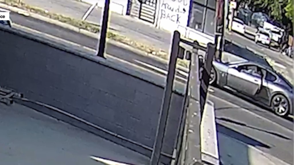 戴维斯结束射击后上车。 戴维斯结束射击后上车。