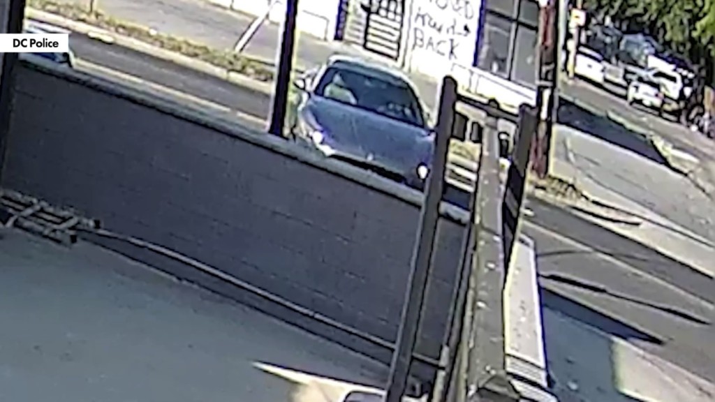 戴维斯开车掉头逃离现场。 戴维斯开车掉头逃离现场。