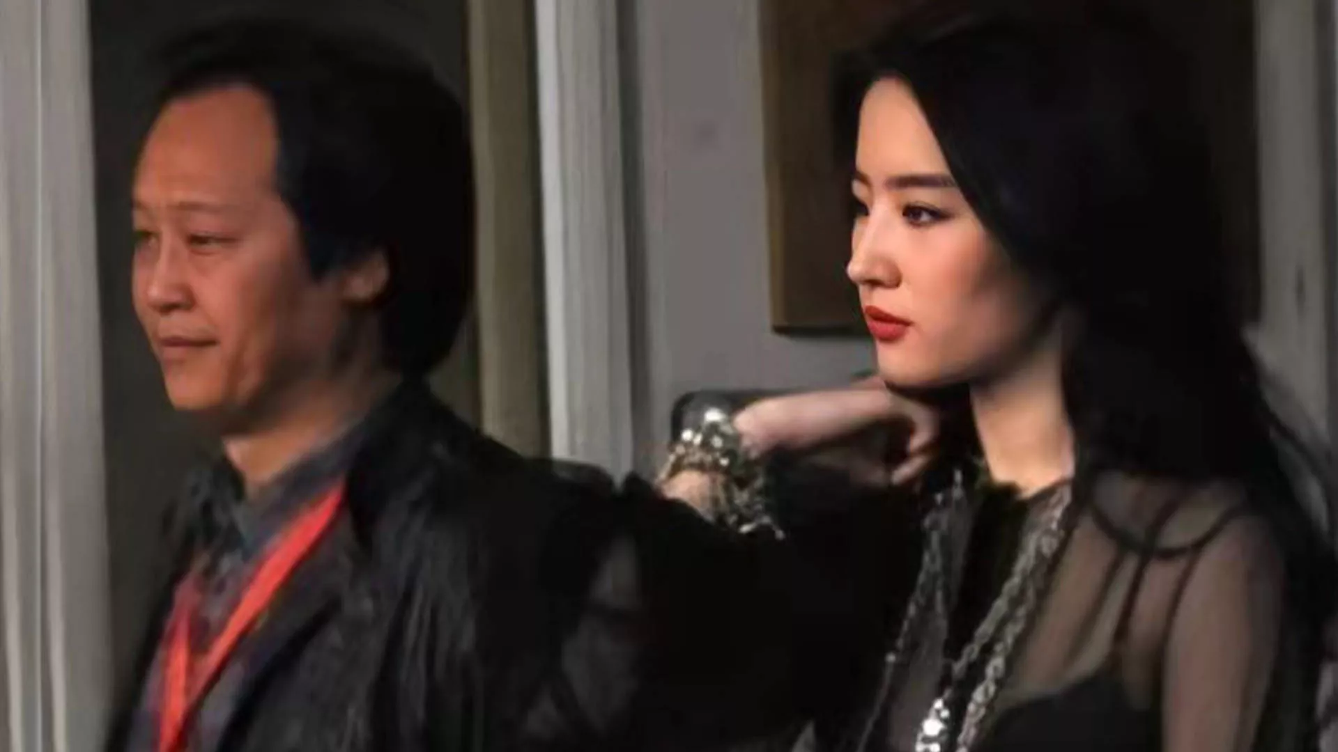 刘亦菲和干爹陈金飞久违同框,两人聚会开心热聊