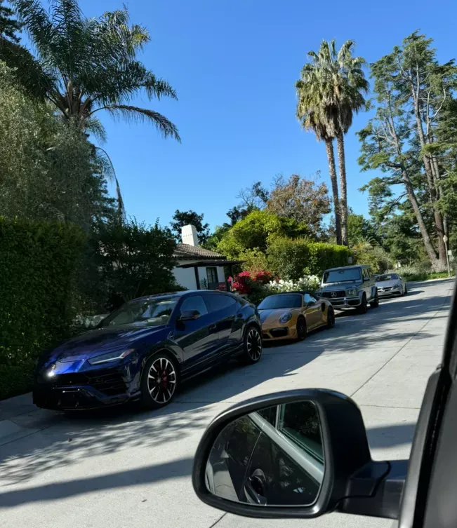 终于不装低调了!40岁的小扎开始晒豪车