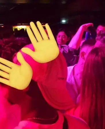 韩国&ldquo;胜利门&rdquo;艺人出狱现身法国 潇洒泡吧热吻女性