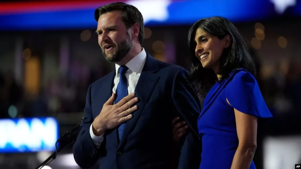 万斯的印度裔妻子乌莎,共和党大会上登台亮相