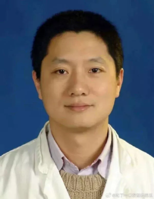 热搜!医生看诊一半突遭持刀捅死 凶嫌跳楼轻生…