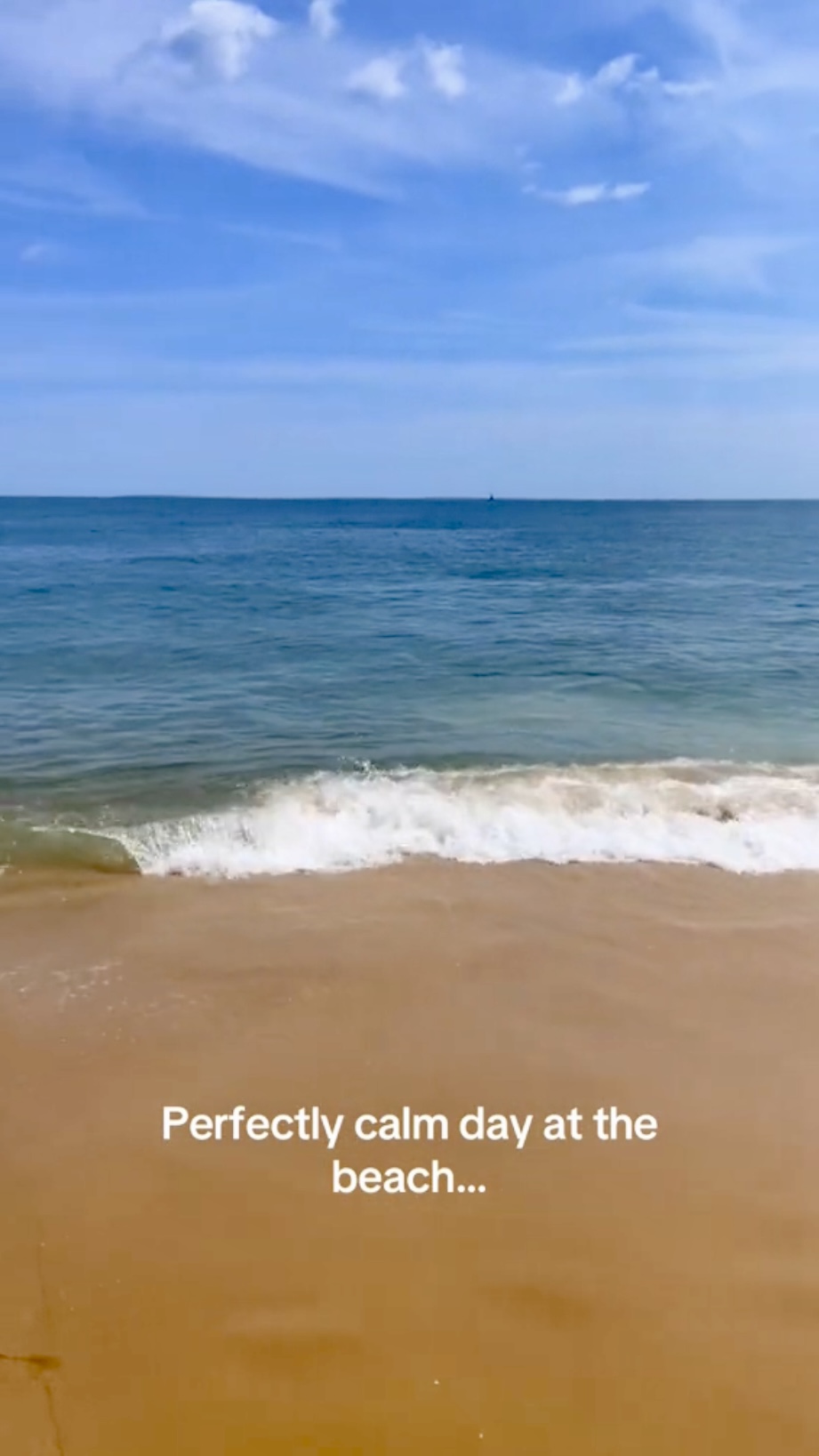 TikTok用户拍下反差的景象，原本风和日丽享受海滩。
