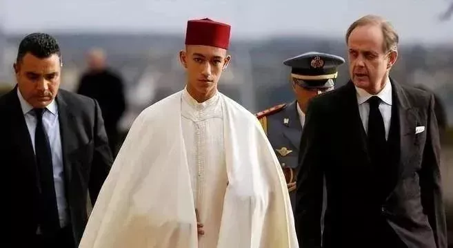 &middot;哈桑王子（中）。