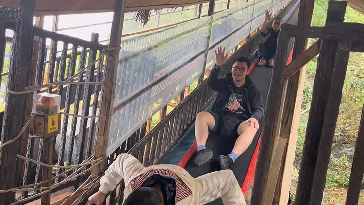 广西“魔毯”故障 已酿1死60伤 目击:有人皮被扯掉