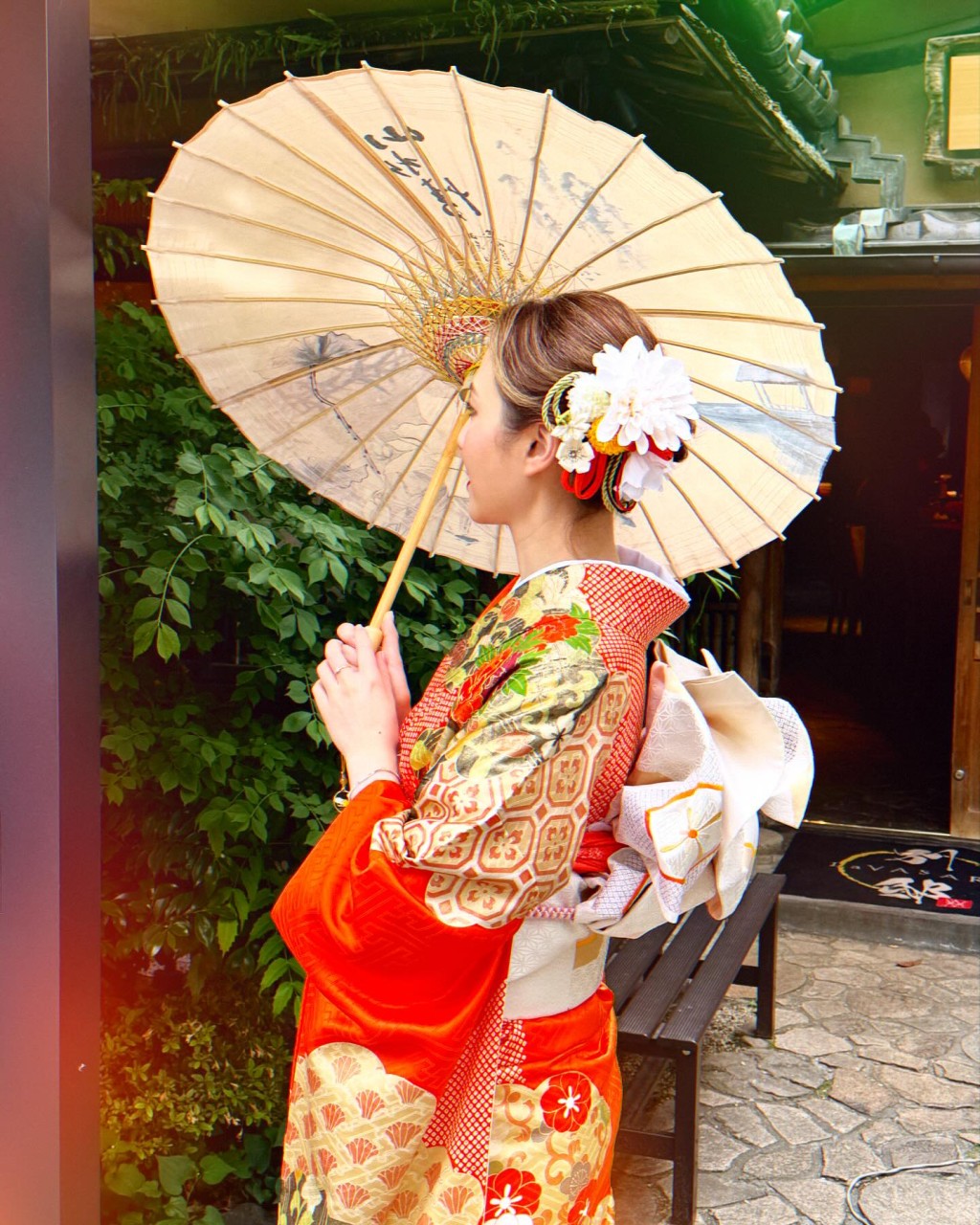 何超云换上和服look拍照。 何超云换上和服look拍照。