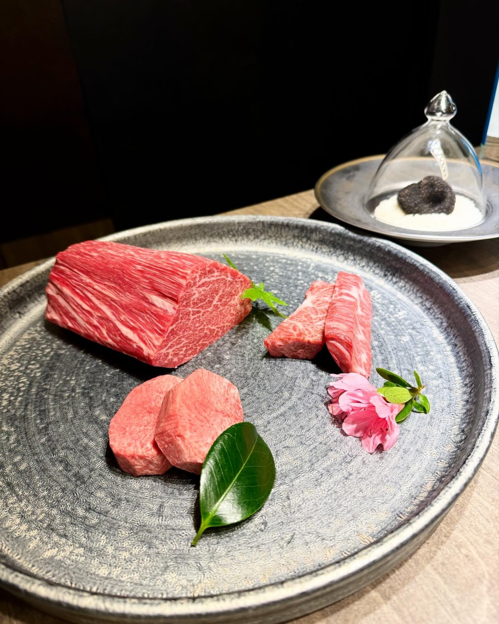 拍拖食和牛。 拍拖食和牛。