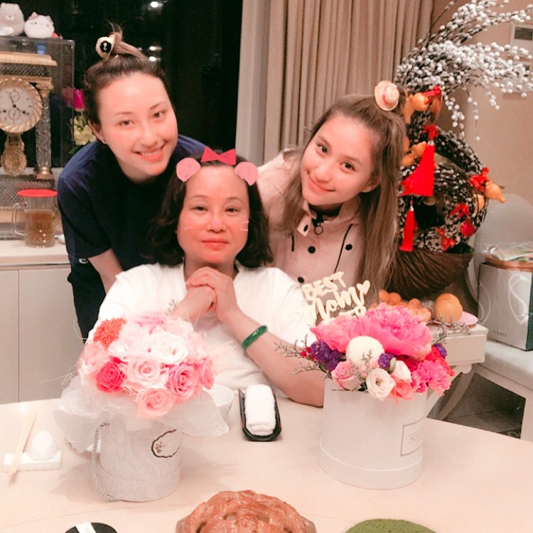 妹妹何超莲早前已成人妻。 妹妹何超莲早前已成人妻。