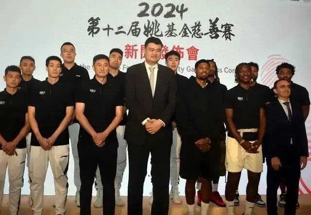 姚明全家齐亮相,14岁女儿身高目测已超过1米9