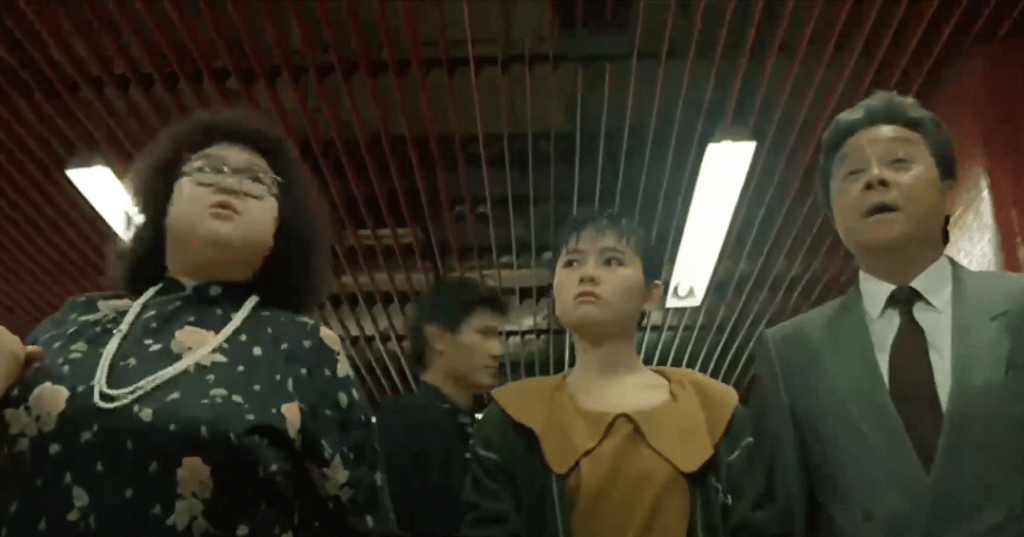 李丽珍表示道：「以前拍《富贵逼人》嗰阵，我就做阿女，肥姐帮我开路打开手挡住其它乘客，俾我哋行入车厢&hellip;&hellip;」