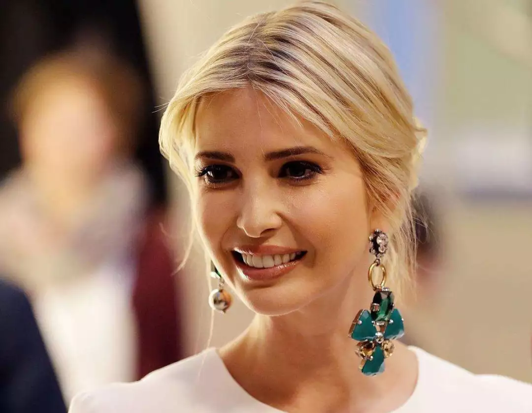 43岁伊万卡巴黎惊艳亮相闪瞎眼!360°无死角美丽频遭质疑:这是又动脸了 43岁伊万卡巴黎惊艳亮相闪瞎眼!360°无死角美丽频遭质疑:这是又动脸了